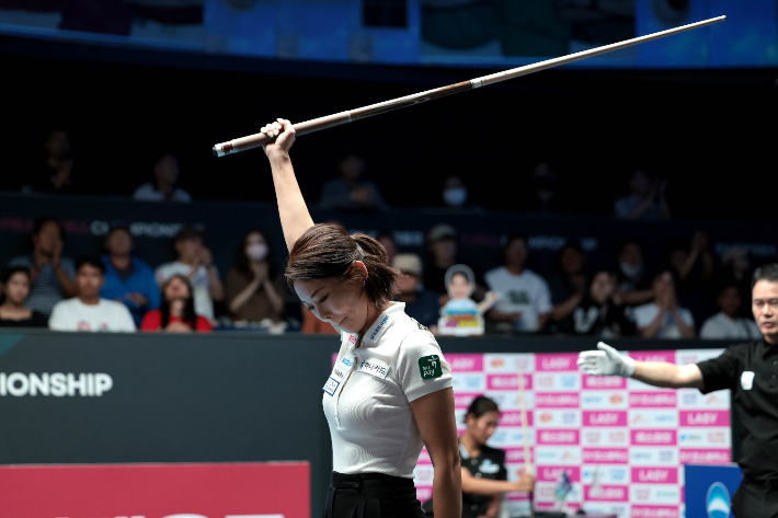 우승을 확정한 뒤 세리머니를 펼치는 김가영. PBA 