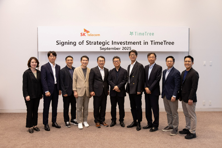 투자 계약 및 전략적 파트너십 체결 후 유영상 SK텔레콤 CEO(왼쪽 다섯번째), 박차진 타임트리 대표이사(왼쪽 여섯번째), 후카가와 야스토 타임트리 대표이사(왼쪽 일곱번째) 등 관계자들이 기념촬영을 진행하고 있다. SKT 제공