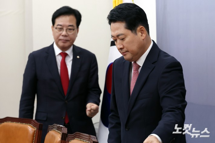 국민의힘 장동혁 대표가 8일 서울 여의도 국회에서 열린 최고위원회의에 참석하고 있다.