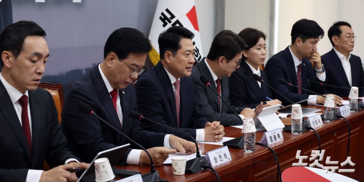 국민의힘 장동혁 대표가 8일 서울 여의도 국회에서 열린 최고위원회의에서 발언을 하고 있다.