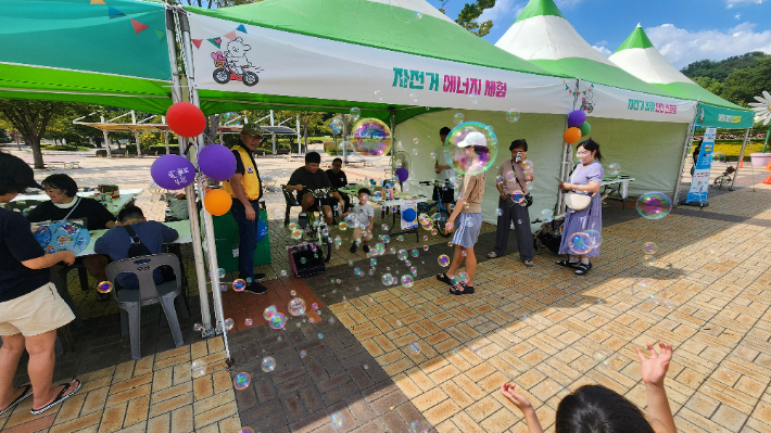 울산YMCA는 9월 6일 울산대공원 남문광장에서 2025 녹색교통 그린바이크 안전문화 캠페인을 진행했다. 울산YMCA 제공 