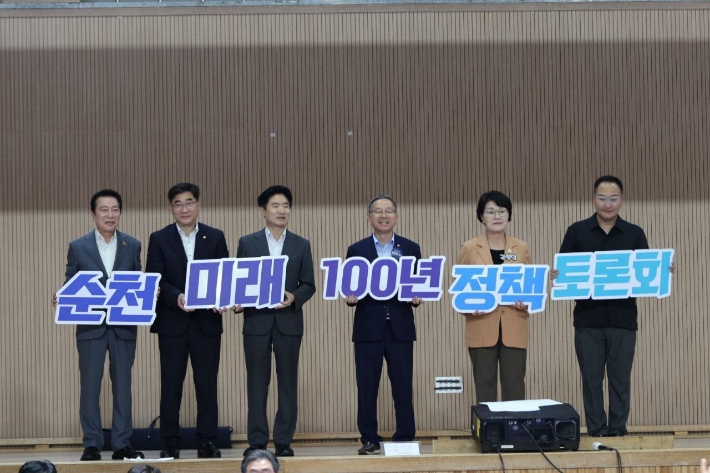 왼쪽부터 이상대 순천시 체육회장, 이병운 순천대 총장, 김대중 전남도교육감, 김문수 의원, 권향엽 의원. 김문수 의원실 제공