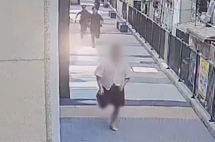 부산 해운대구 구남로 일대에서 한 남성이 순찰하던 경찰을 피해 달아나는 모습. 부산경찰청 제공 