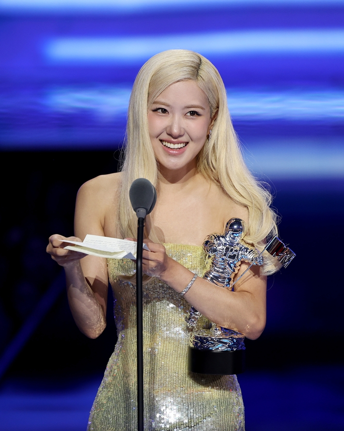 7일(현지 시간) 미국 뉴욕 UBS 아레나에서 열린 '2025 MTV VMA'에서 로제가 '아파트'로 '올해의 노래' 상을 받았다. MTV 공식 트위터