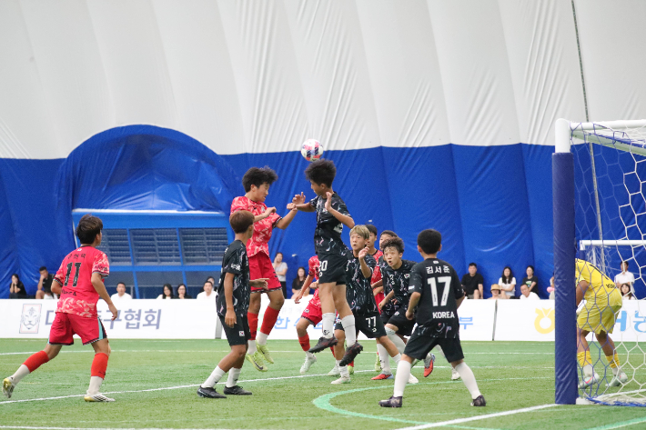 화랑대기 전국 유소년 축구대회에서 선수들이 골문 앞에서 치열하게 헤딩 경합을 벌이고 있다. 경주시 제공