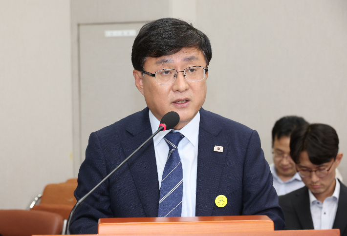 8일 서울 여의도 국회에서 열린 기후위기특별위원회 전체회의에서 김성환 환경부 장관이 업무보고를 하고 있다. 연합뉴스