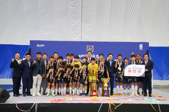 지난 4일 경주시 스마트에어돔에서 열린 '2025 화랑대기 전국 유소년 축구대회' 폐막식에서 우승팀 선수들과 주낙영 경주시장, 여준기 체육회장 등이 기념촬영을 하고 있다. 경주시 제공