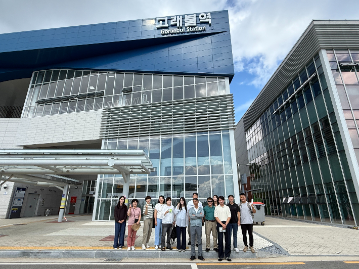 경북문화관광공사 탐방단이 영덕 고래불역에서 기념사진을 촬영하고 있다. 공사 제공