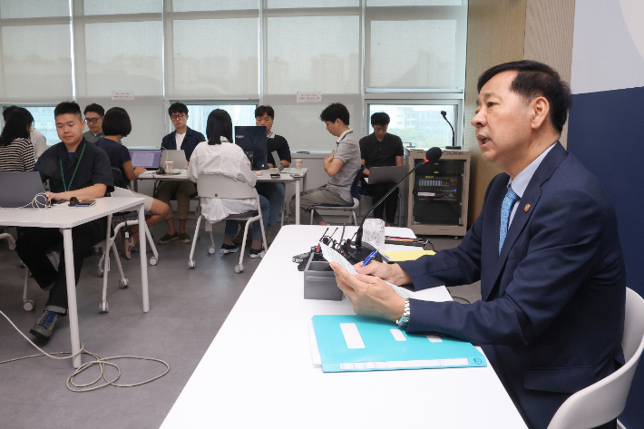 구윤철 부총리 겸 기획재정부 장관이 8일 정부세종청사 기재부 기자실에서 기자 간담회를 열고 있다. 연합뉴스