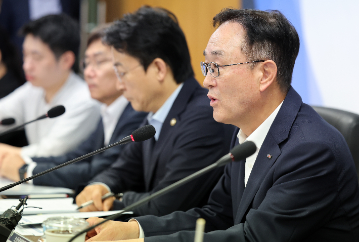 송치영 소상공인연합회장(오른쪽). 연합뉴스