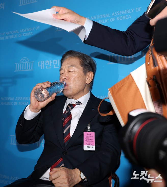 김형석 독립기념관장이 8일 서울 여의도 국회 소통관에서 기자회견을 준비하며 물을 마시고 있다.