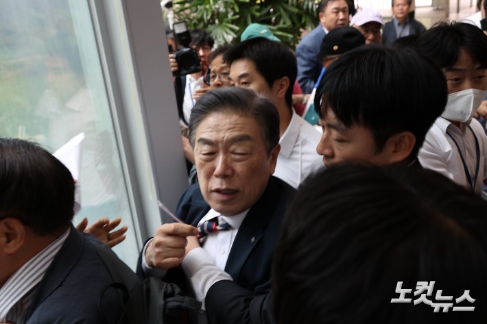 김형석 독립기념관장이 8일 서울 여의도 국회 소통관에서 기자회견을 위해 회견장으로 향하며 시민단체의 항의를 받고 있다.