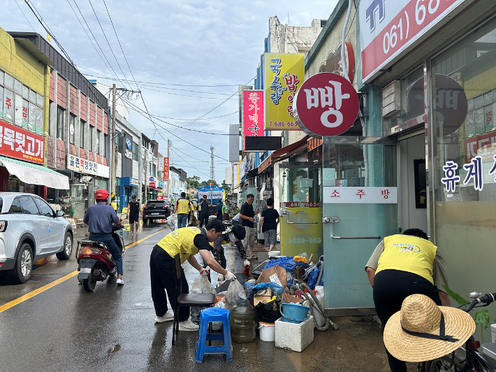 여수시 율촌면 조화리 일대에서 침수 피해 복구작업이 이뤄지고 있다. 여수시 제공