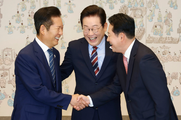 [속보]李대통령 제안으로 정청래-장동혁 악수