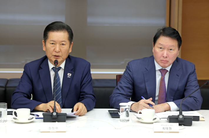 더불어민주당 정청래 대표가 8일 서울 중구 대한상공회의소에서 열린 최태원 대한상의 회장과의 정책 간담회에서 인사말을 하고 있다. 연합뉴스