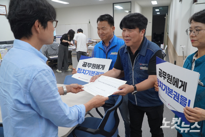 단체는 이날 기자회견을 마치고 더불어민주당 전북도당을 방문해 성명서 등을 전달했다. 심동훈 기자