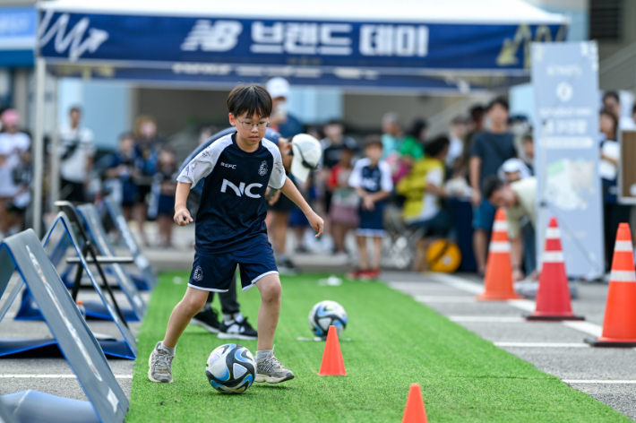 지난해 뉴발란스 브랜드데이에서 진행한 챌린지 이벤트 모습. 서울 이랜드FC 제공