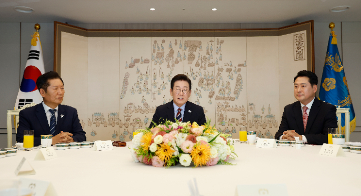 이재명 대통령이 8일 용산 대통령실에서 여야 지도부와 오찬 회동을 하고 있다. 왼쪽부터 더불어민주당 정청래 대표, 이 대통령, 국민의힘 장동혁 대표. 연합뉴스