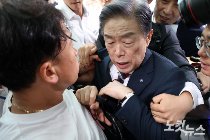 김형석 독립기념관장이 8일 서울 여의도 국회 소통관에서 기자회견을 마친 뒤 시민단체 회원들의 항의를 받으며 나서고 있다. 윤창원 기자