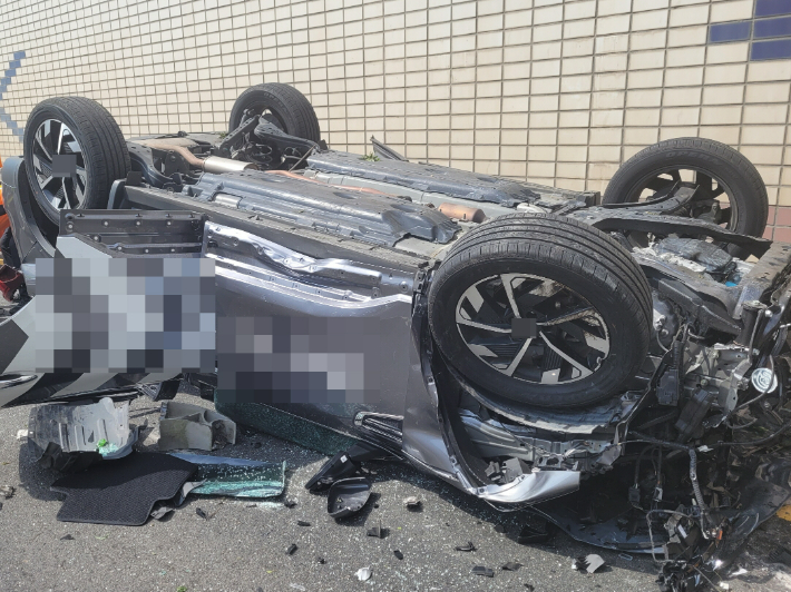 8일 부산 강서구의 한 도로를 달리던 택시 1대가 봉림지하차도 아래로 추락하는 사고가 발생했다. 부산경찰청 제공 