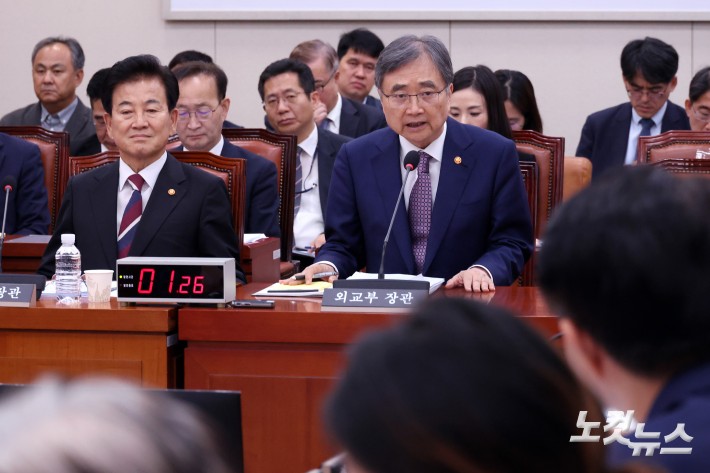 조현 외교부 장관이 8일 서울 여의도 국회 외교통일위원회 전체회의 미국 조지아주 현대차그룹·LG에너지솔루션 합작 배터리 공장 건설 현장에서 한국인 근로자 300여명이 미 이민 당국에 체포·구금된 사태와 관련해열린 긴급현안질의에서 의원 질의에 답변을 하고 있다.