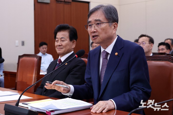 조현 외교부 장관이 8일 서울 여의도 국회 외교통일위원회 전체회의 미국 조지아주 현대차그룹·LG에너지솔루션 합작 배터리 공장 건설 현장에서 한국인 근로자 300여명이 미 이민 당국에 체포·구금된 사태와 관련해열린 긴급현안질의에서 의원 질의에 답변을 하고 있다.