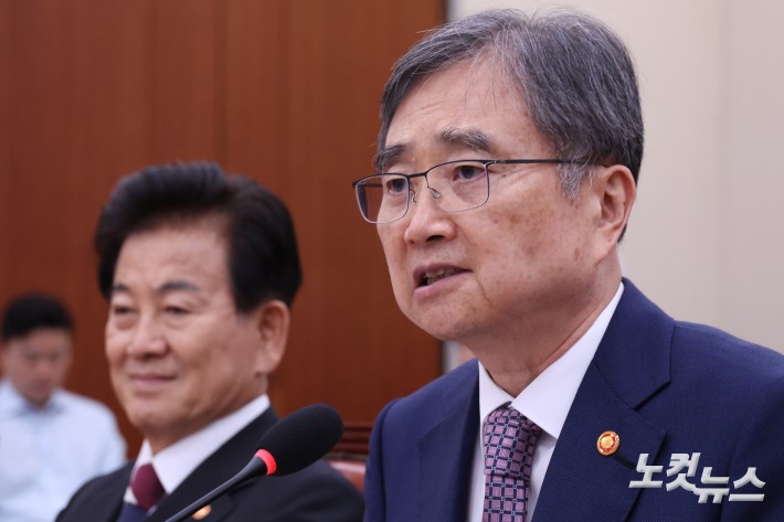 조현 외교부 장관이 8일 서울 여의도 국회 외교통일위원회 전체회의 미국 조지아주 현대차그룹·LG에너지솔루션 합작 배터리 공장 건설 현장에서 한국인 근로자 300여명이 미 이민 당국에 체포·구금된 사태와 관련해열린 긴급현안질의에서 의원 질의에 답변을 하고 있다.