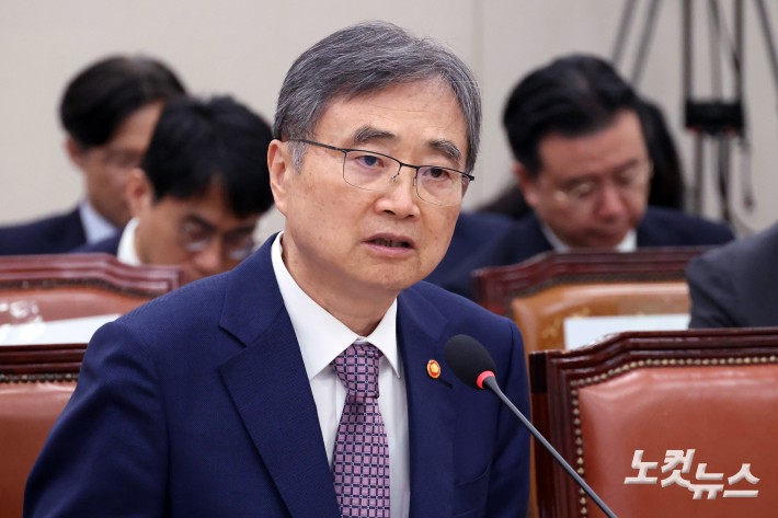 조현 외교부 장관이 8일 서울 여의도 국회 외교통일위원회 전체회의 미국 조지아주 현대차그룹·LG에너지솔루션 합작 배터리 공장 건설 현장에서 한국인 근로자 300여명이 미 이민 당국에 체포·구금된 사태와 관련해열린 긴급현안질의에서 의원 질의에 답변을 하고 있다.