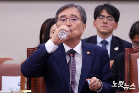 조현 외교부 장관이 8일 서울 여의도 국회 외교통일위원회 전체회의 미국 조지아주 현대차그룹·LG에너지솔루션 합작 배터리 공장 건설 현장에서 한국인 근로자 300여명이 미 이민 당국에 체포·구금된 사태와 관련해열린 긴급현안질의에서 물을 마시고 있다.