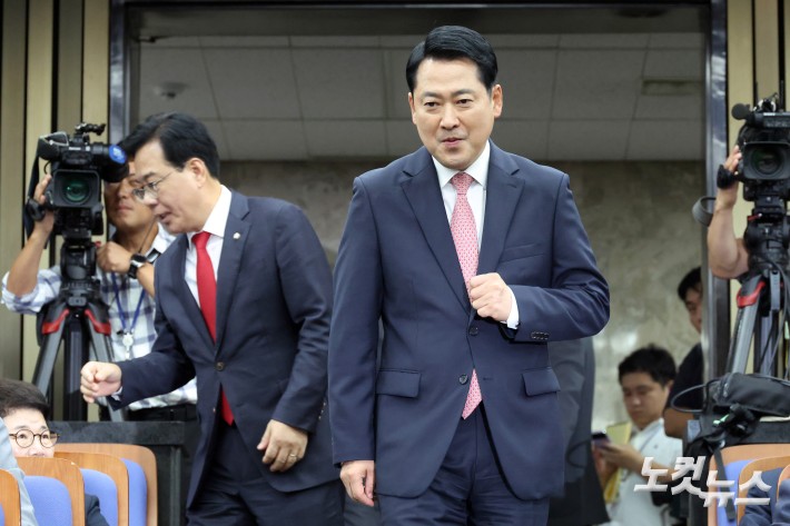 의원총회 참석하는 장동혁-송언석