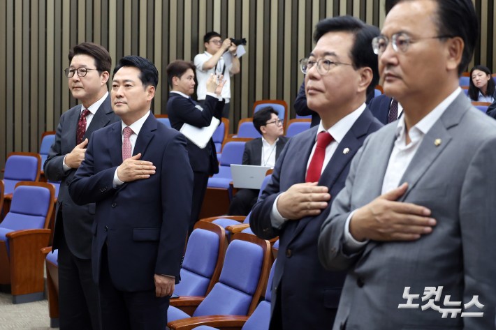 국민의힘 장동혁 대표와 송언석 원내대표가 8일 서울 여의도 국회에서 열린 당 의원총회에서 국민의례를 하고 있다.