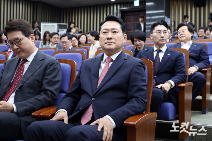 의원총회 참석한 장동혁 대표