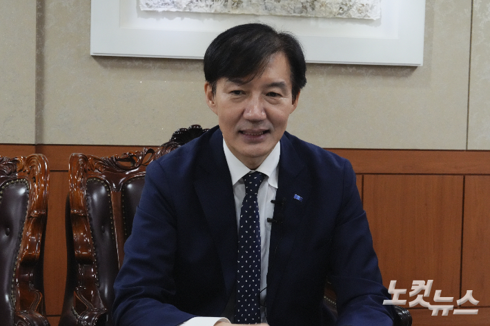 조국 조국혁신당 전 대표가 지난달 28일 CBS노컷뉴스와의 인터뷰에서 질문에 답하고 있다. 김현주 뉴미디어 크리에이터