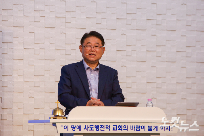 사도행전목회연구원 김정호 원장( 한소망교회 담임목사)이 강의를 진행하고 있다