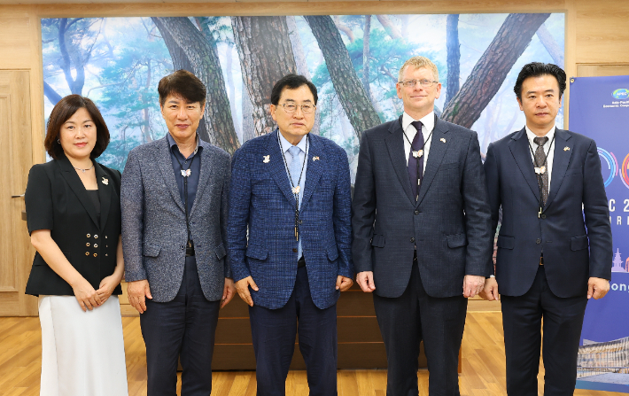 주낙영 경주시장(가운데)과 듀이 무어 주부산미국영사관 수석영사가 기념촬영을 하고 있다. 경주시 제공