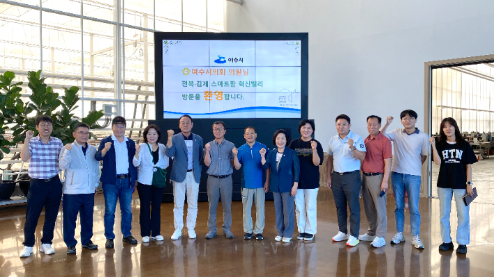 전남 여수시의회 기획행정위원회는 지난 4~5일 전북특별자치도 김제시와 임실군을 방문해 스마트팜과 파크골프장 운영 사례를 벤치마킹했다. 여수시의회 제공