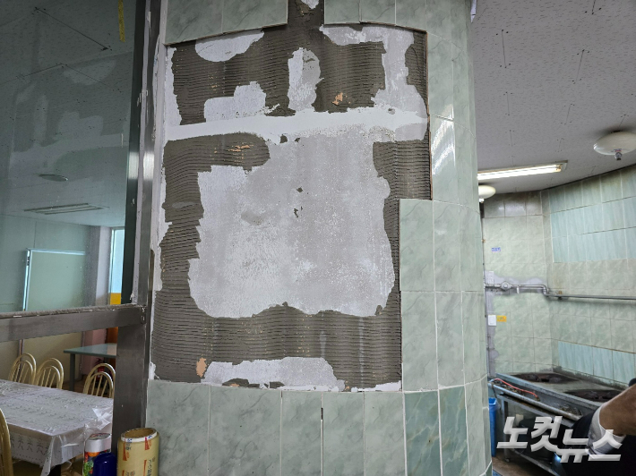 교회 건물 내부 타일이 떨어져 나가 있다. 신축 공사 피해로 추정되고 있다. 고영호 기자