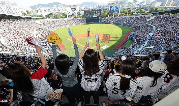 서울 잠실야구장에서 열린 프로야구 롯데 자이언츠와 LG 트윈스의 경기를 찾은 관중 사진. 연합뉴스