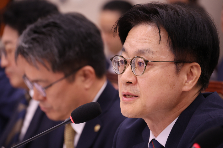 8일 서울 여의도 국회에서 열린 산업통상자원중소벤처기업위원회 전체회의에서 김정관 산업통상자원부 장관이 의원 질의에 답하고 있다. 연합뉴스
