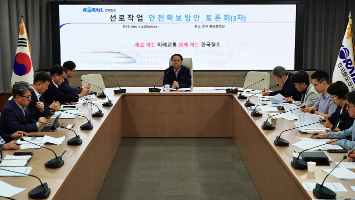 코레일은 8일 정정래 코레일 사장직무대행 주재로 토론회를 열어 공사 개소별로 '선로 작업자 안전 확보 방안'의 적용 현황을 집중 점검했다.  코레일 제공