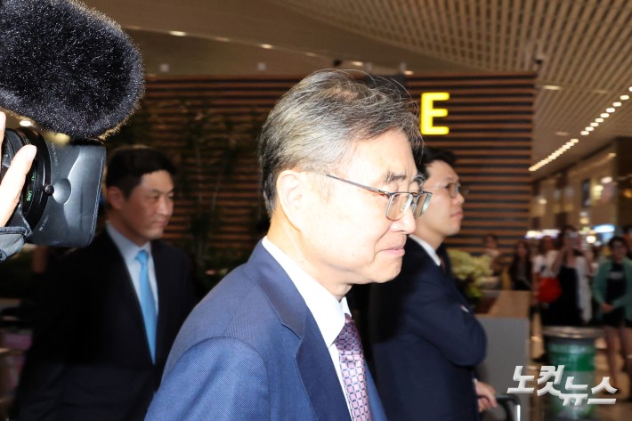 출국하는 조현 외교부 장관