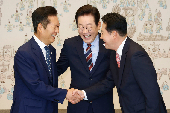 이재명 대통령이 8일 용산 대통령실에서 여야 지도부 오찬 회동에 참석한 더불어민주당 정청래 대표와 국민의힘 장동혁 대표가 악수하는 모습을 보고 있다. 연합뉴스