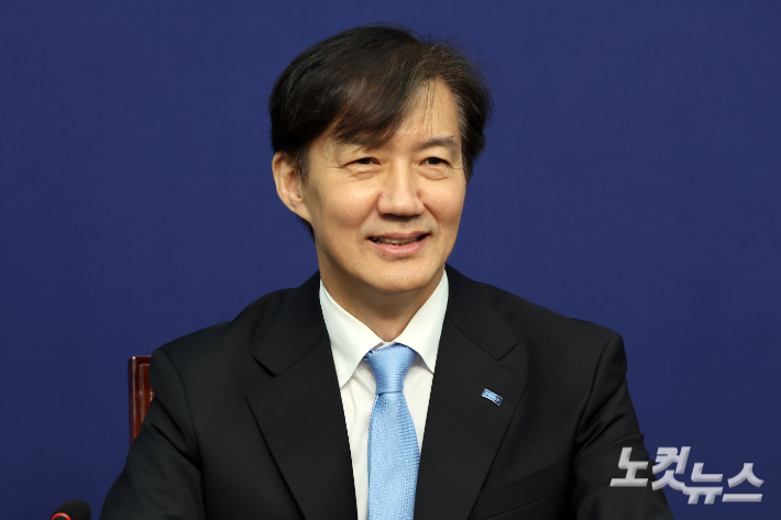 조국혁신당 조국 혁신정책연구원장이 1일 서울 여의도 국회에서 열린 최고위원회의에서 미소짓고 있다. 윤창원 기자