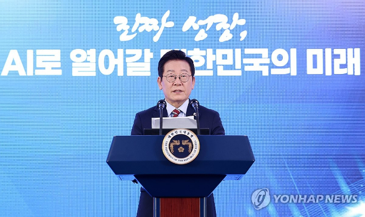 (서울=연합뉴스) 김도훈 기자 = 이재명 대통령이 8일 서울 중구 서울스퀘어에서 열린 국가인공지능(AI) 전략위원회 출범식에서 발언하고 있다. 2025.9.8 superdoo82@yna.co.kr 연합뉴스