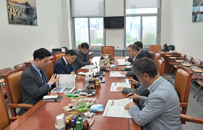 장금용 창원시장 권한대행이 8일 국회에서 허성무 국회의원(왼쪽 가운데)과 현안사업을 논의하고 있다. 창원시 제공 