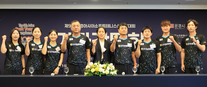 9일 제9회 문경아시아소프트테니스선수권대회 기자 간담회에서 남녀 대표팀이 필승을 다짐하고 있다. 왼쪽부터 여자 대표팀 김유진, 이초롱, 이민선, 고복성 감독과 김정숙 단장, 남자 대표팀 김용국 감독, 서권, 김형준, 문대용. 연합뉴스 