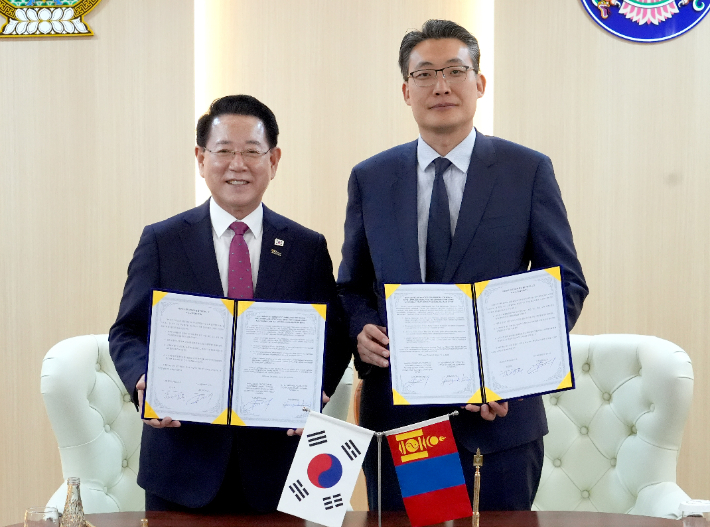 김영록 전라남도지사가 5일(현지시간) 울란바토르시청에서 아마르투브신 암갈란바타르 울란바토르부시장과 '전남도-울란바토르시 우호 교류 협약'을 한 후 기념 사진을 찍고 있다. 전라남도 제공