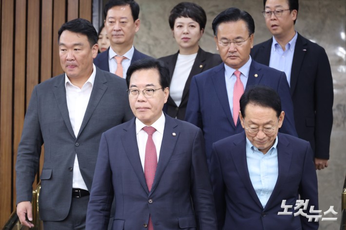 원내대책회의 참석하는 송언석