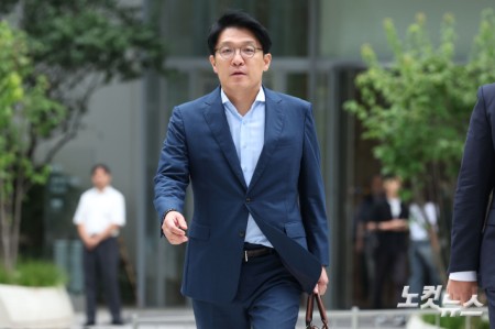 김건희 씨 공천 개입 의혹의 핵심 인물인 김상민 전 부장검사가 9일 오전 서울 종로구 KT광화문빌딩에 마련된 김건희 특별검사팀(특별검사 민중기)에 출석하고 있다.