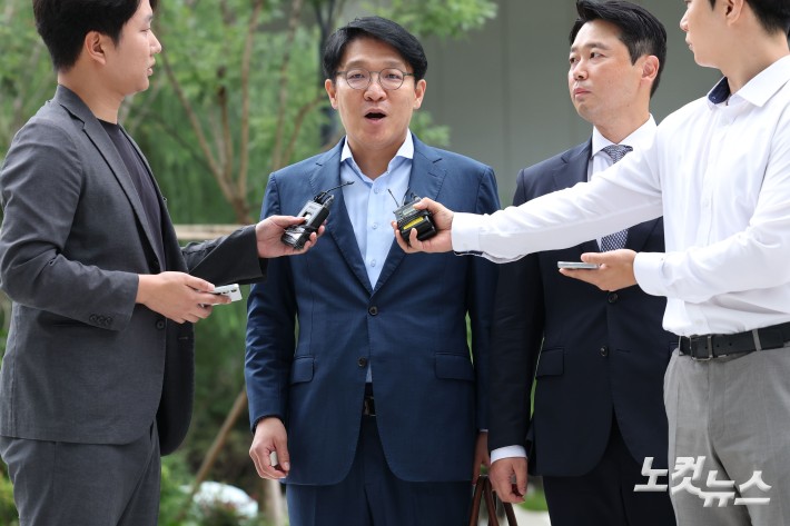 김건희 씨 공천 개입 의혹의 핵심 인물인 김상민 전 부장검사가 9일 오전 서울 종로구 KT광화문빌딩에 마련된 김건희 특별검사팀(특별검사 민중기)에 출석하고 있다.